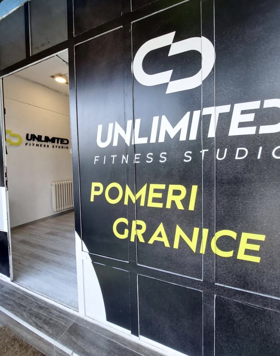 Ulaz u Unlimited Fitness Studio sa natpisom Pomeri granice